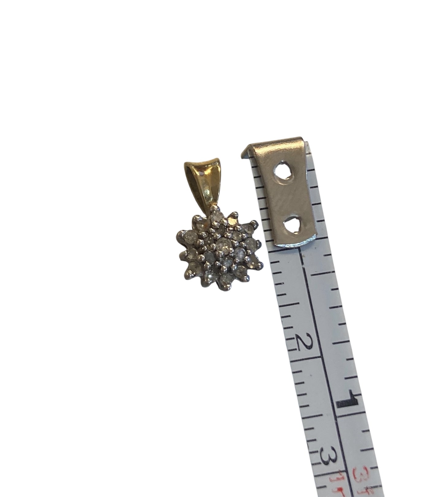 9ct vintage small diamond clustre. 0.8 g Edinburgh hallmark