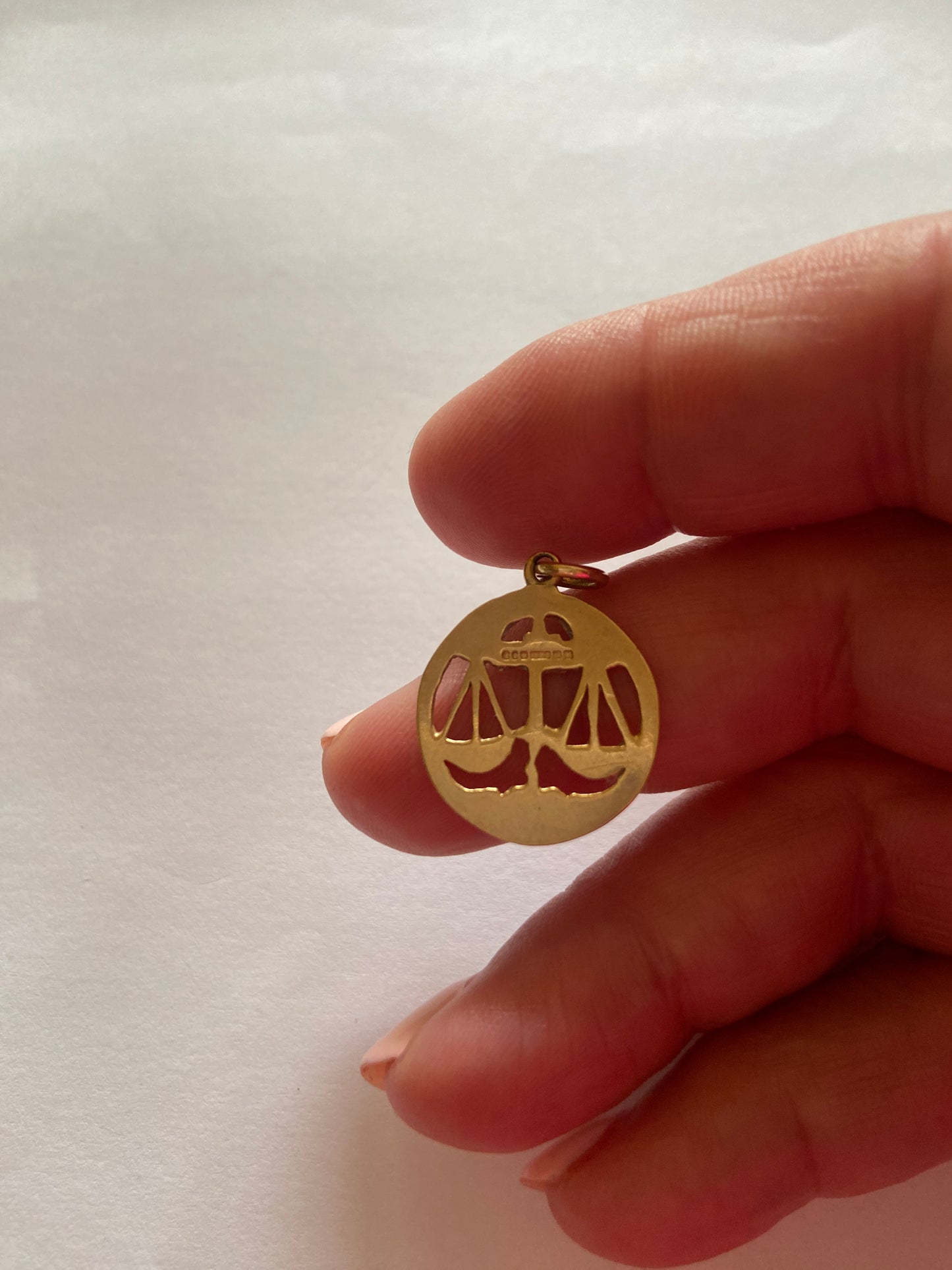 9ct 375 vintage libra / scales charm-pendant circa 1973