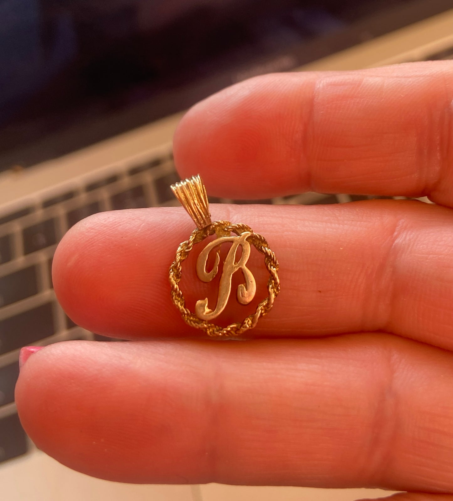 9ct vintage initial 'R' charm circa 1981 London