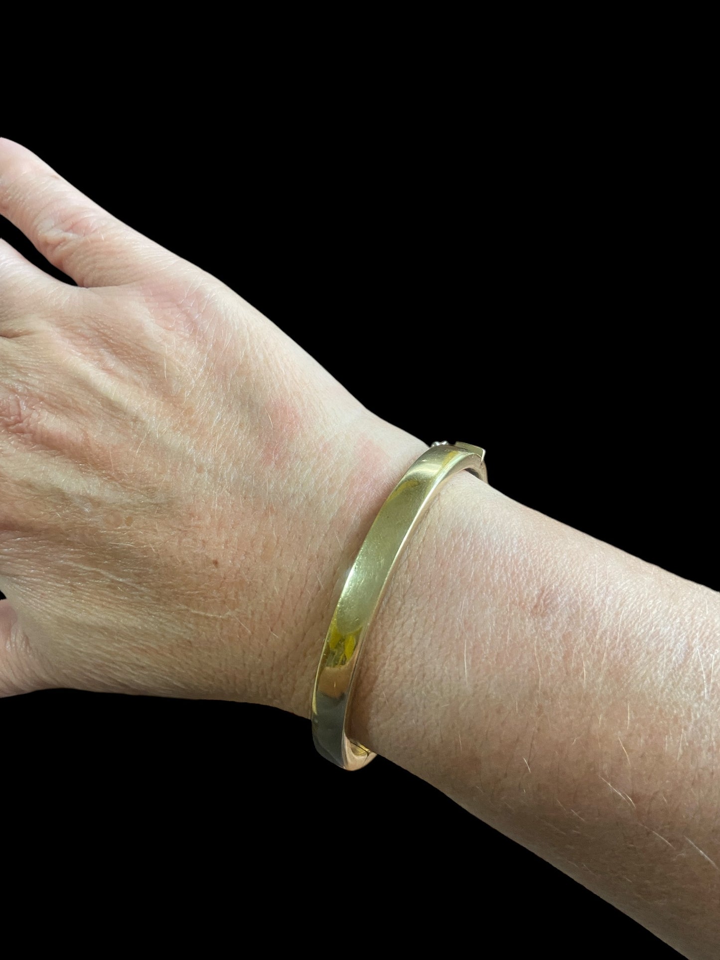 9ct preowned plain bangle. 11.2g yellow gold . Hollow