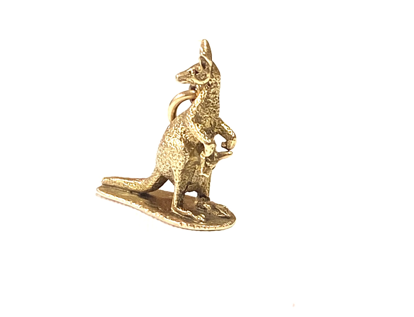 9ct vintage kangaroo and baby charm, with registration marks. 3.5g