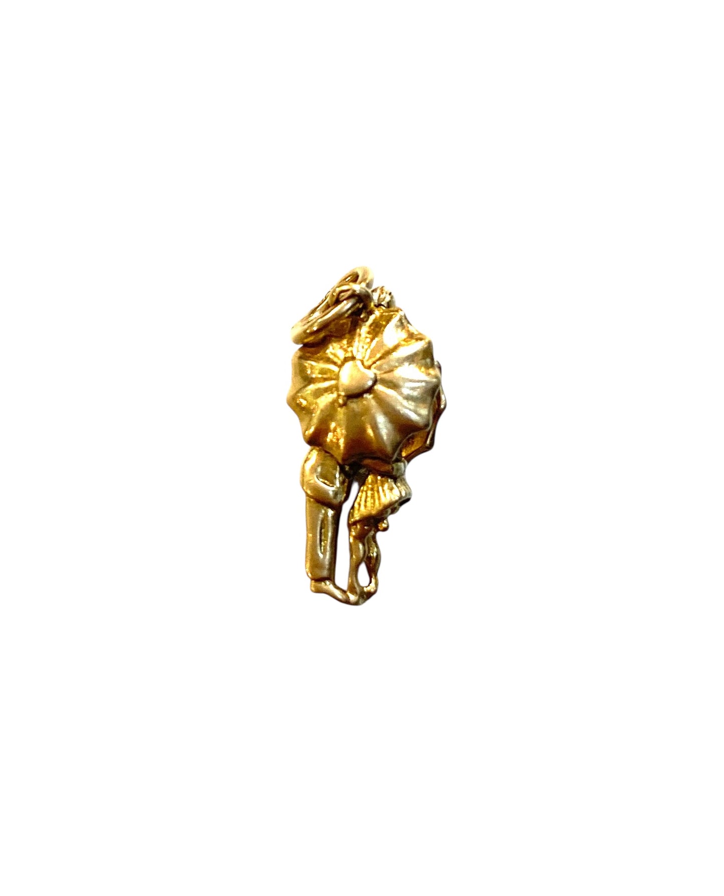 9ct vintage kissing couple under umbrella. charm