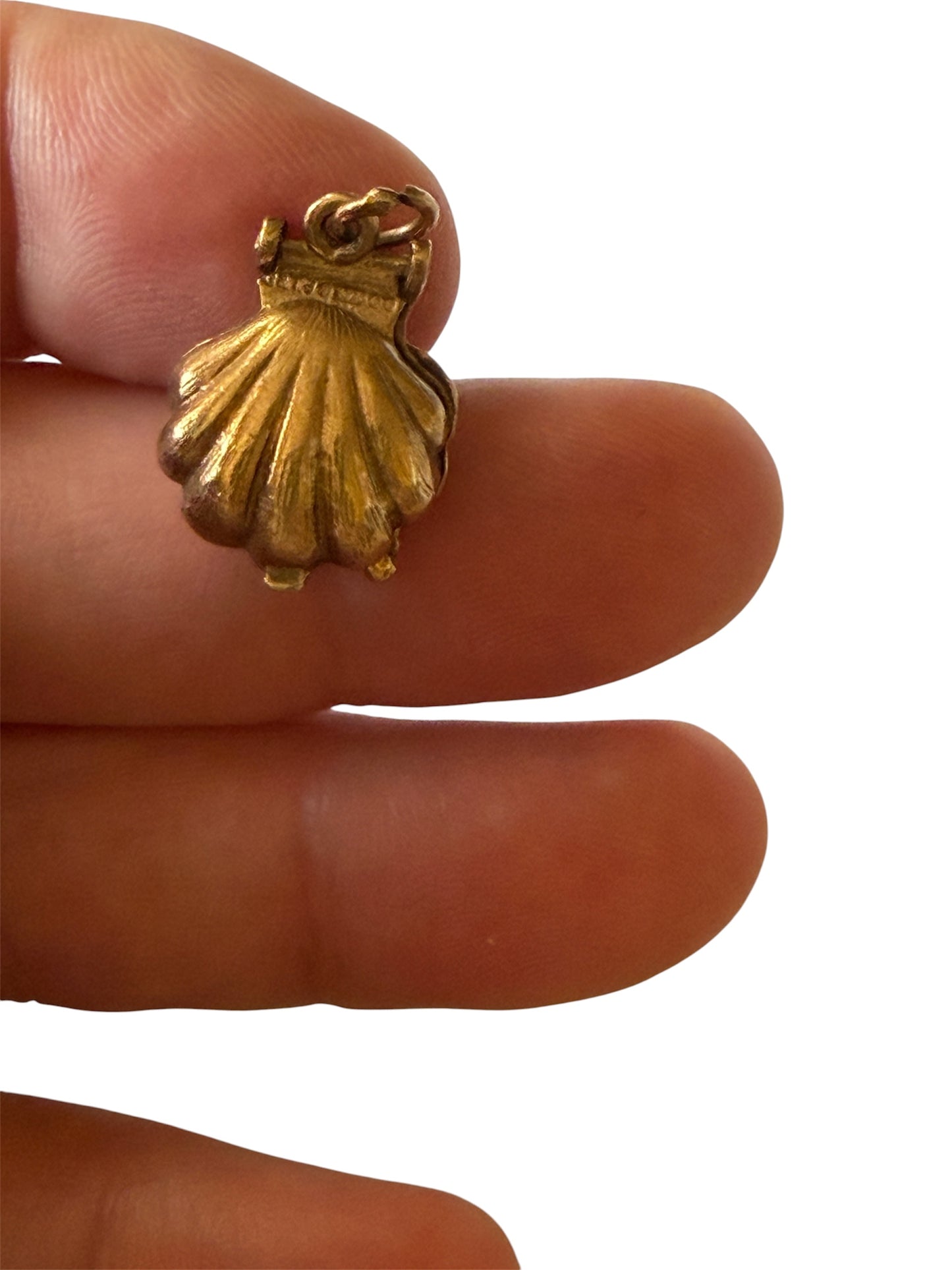 9ct vintage shell charm, opening with pearl inside. 3.2g by G&T london 1969