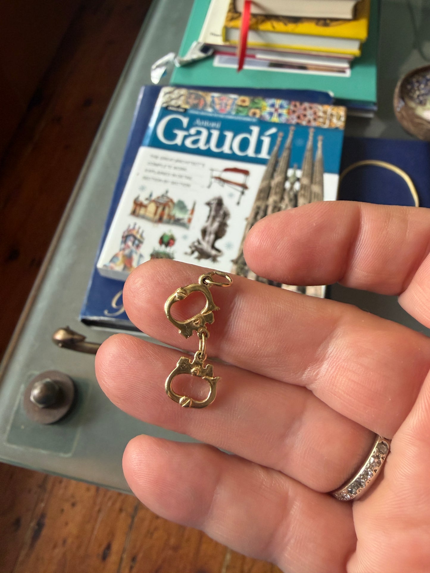 9ct vintage handcuff charm / pendant . 1.37g
