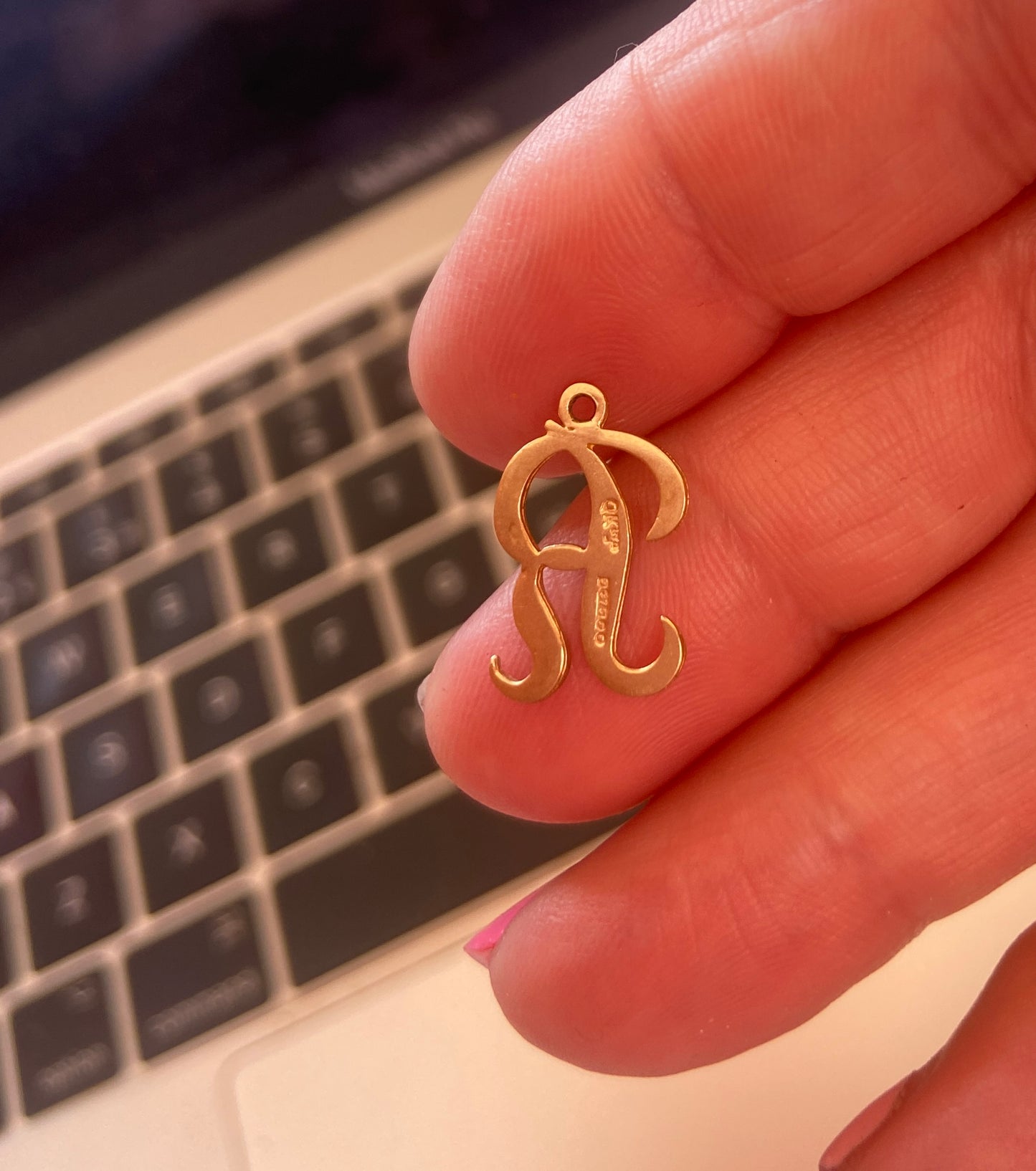 9ct vintage initial /letter "R". circa London 1972