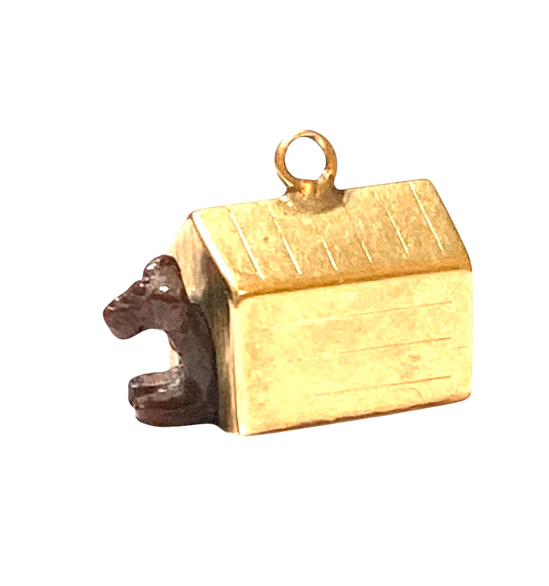 9ct vintage dog in kennel charm. 1.9g