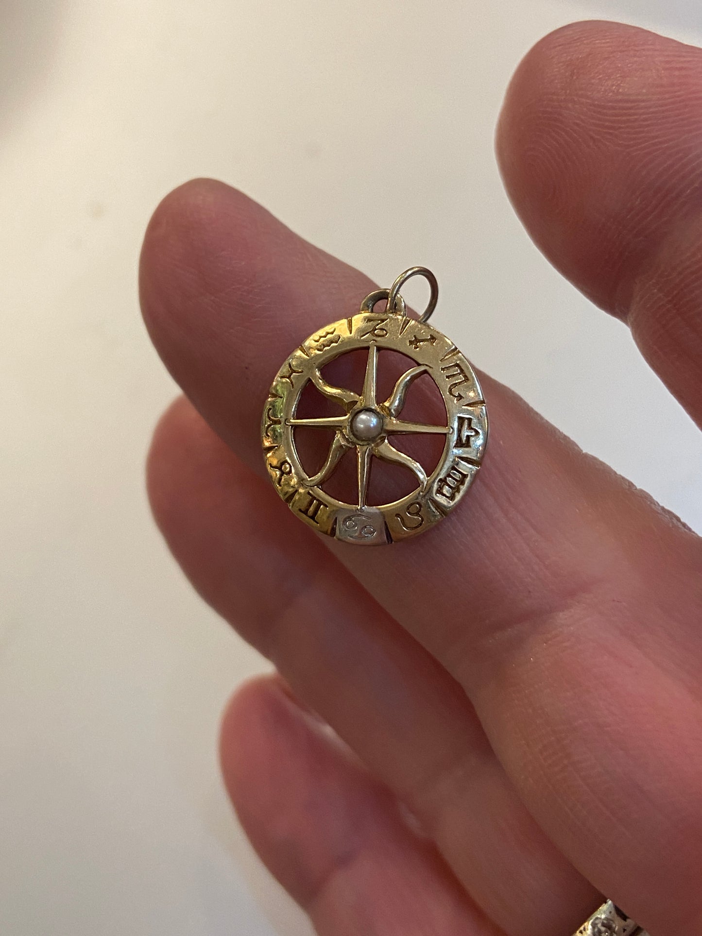 9ct vintage pisces astrology pendant / charm