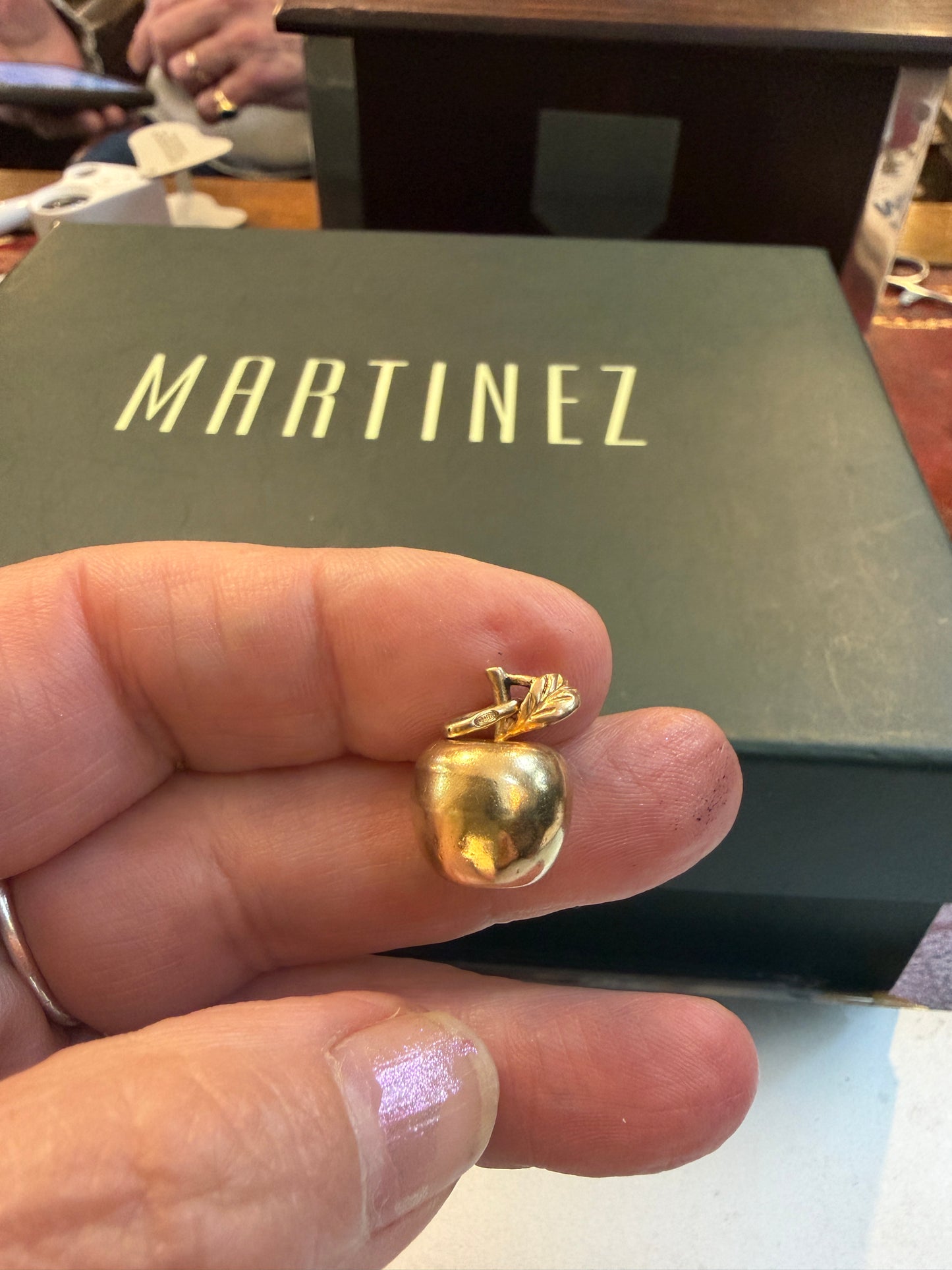 9ct vintage apple charm / hollow 1.61g