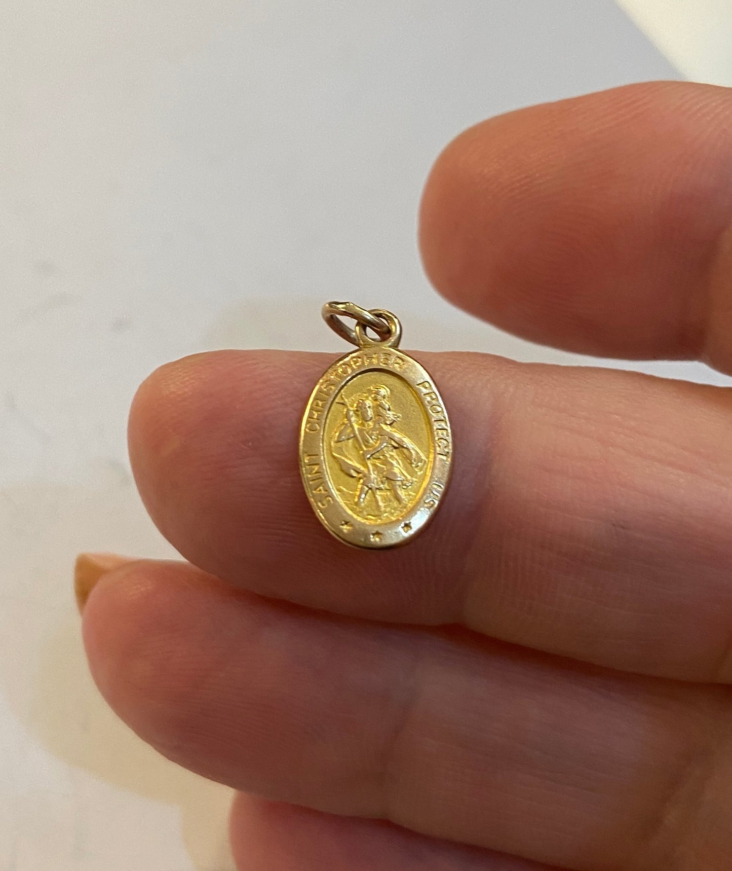 9CT VINTAGE SMALL ST CHRISTOPHER CHARM / PENDANT WITH WORDS ON THE RIM