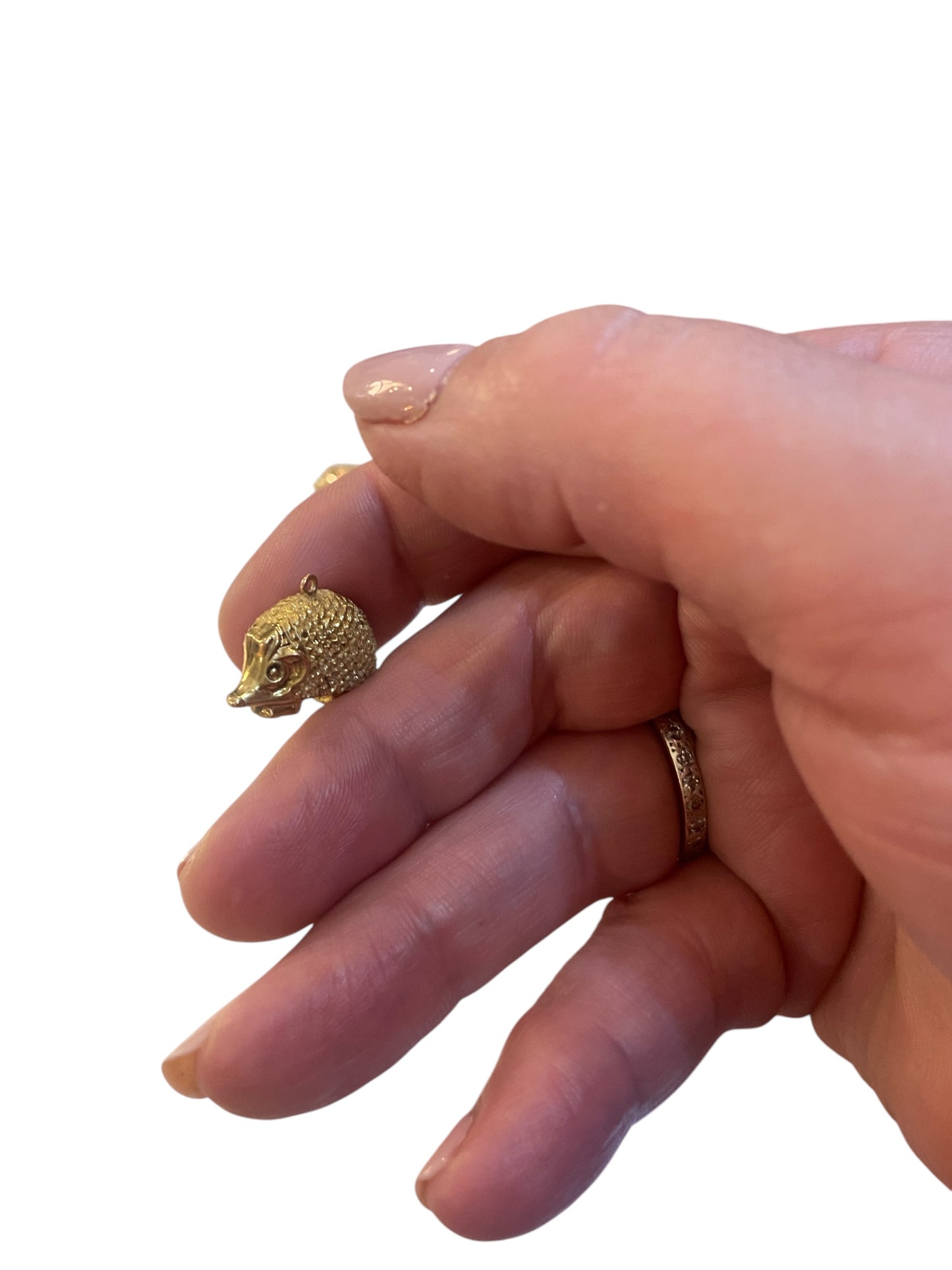 9CT VINTAGE HEDGEHOG CHARM. 0.9G