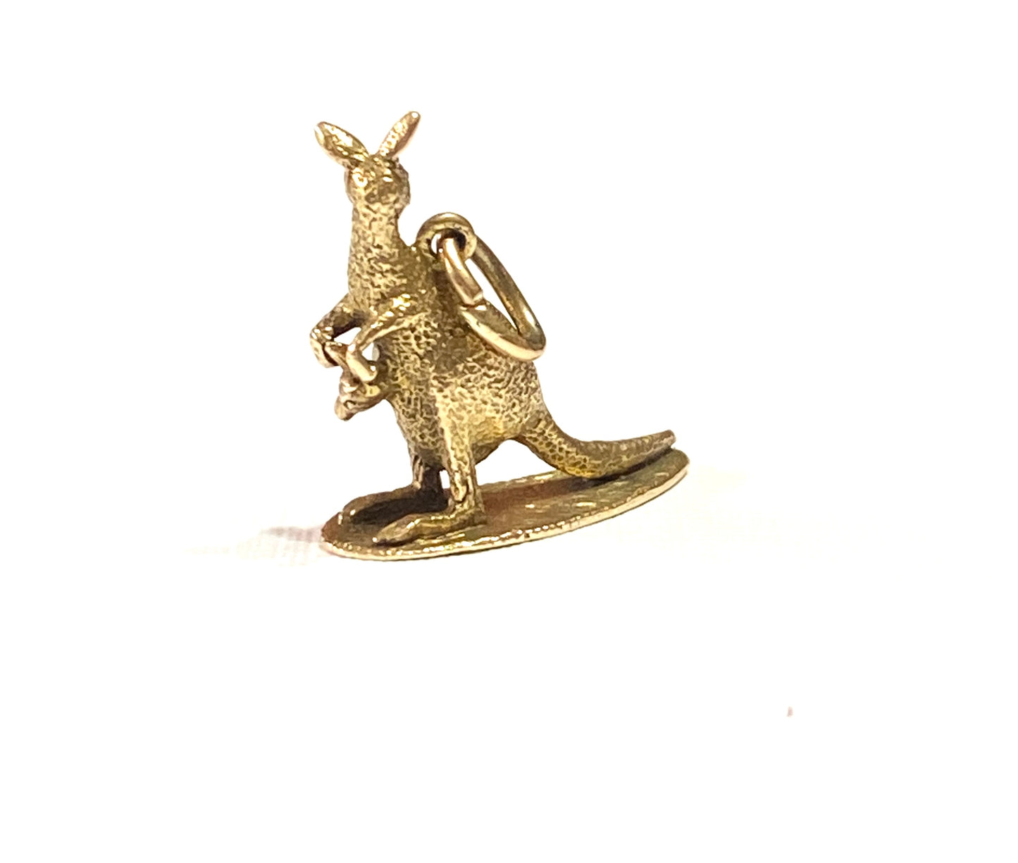 9ct vintage kangaroo and baby charm, with registration marks. 3.5g