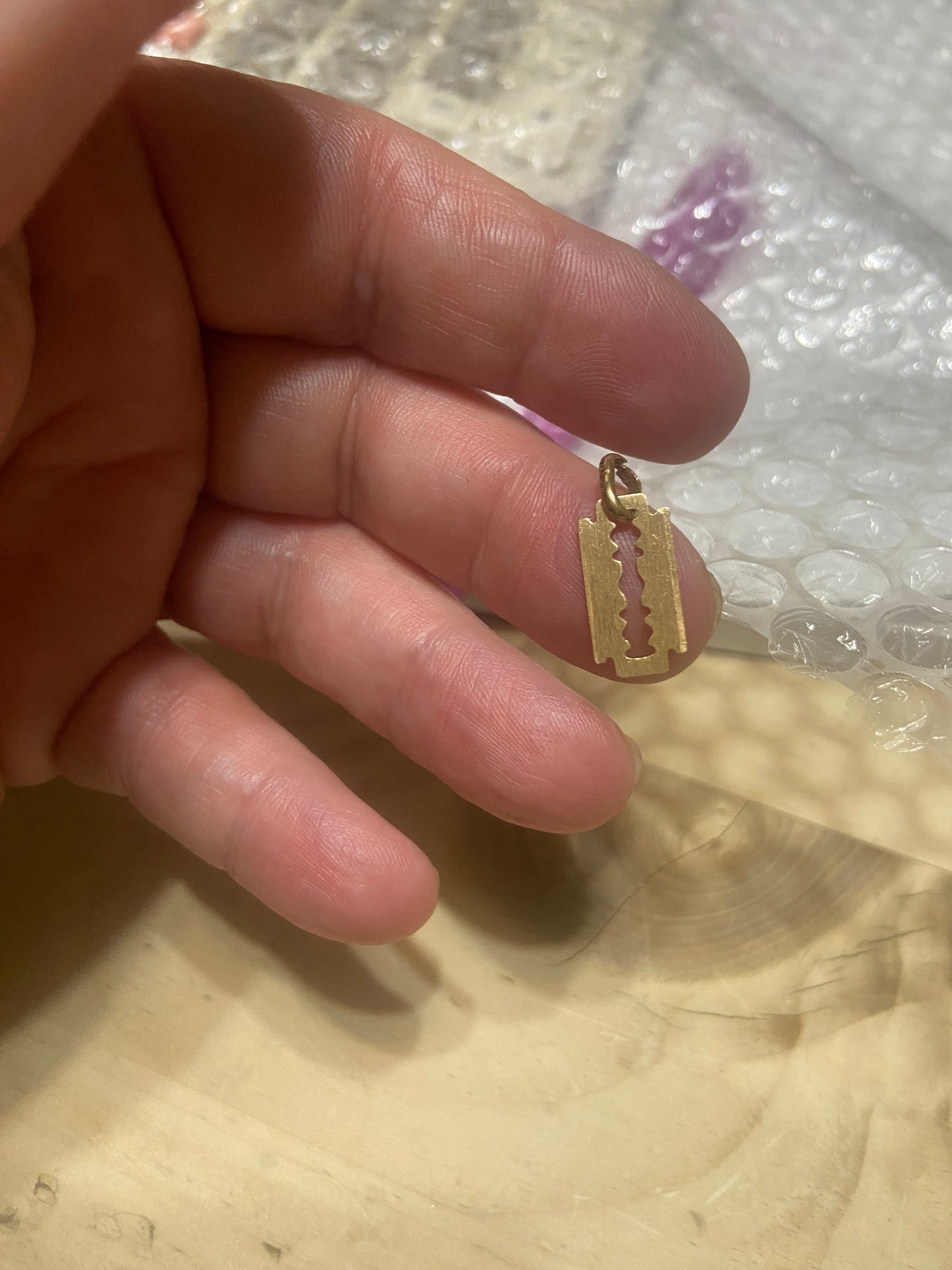 18ct vintage razor blade charm-pendant