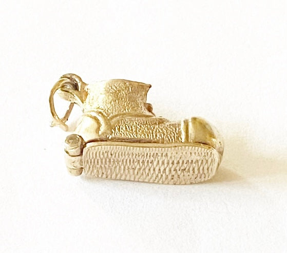 9ct vintage charm of a shoe opening to reveal a fish inside !!