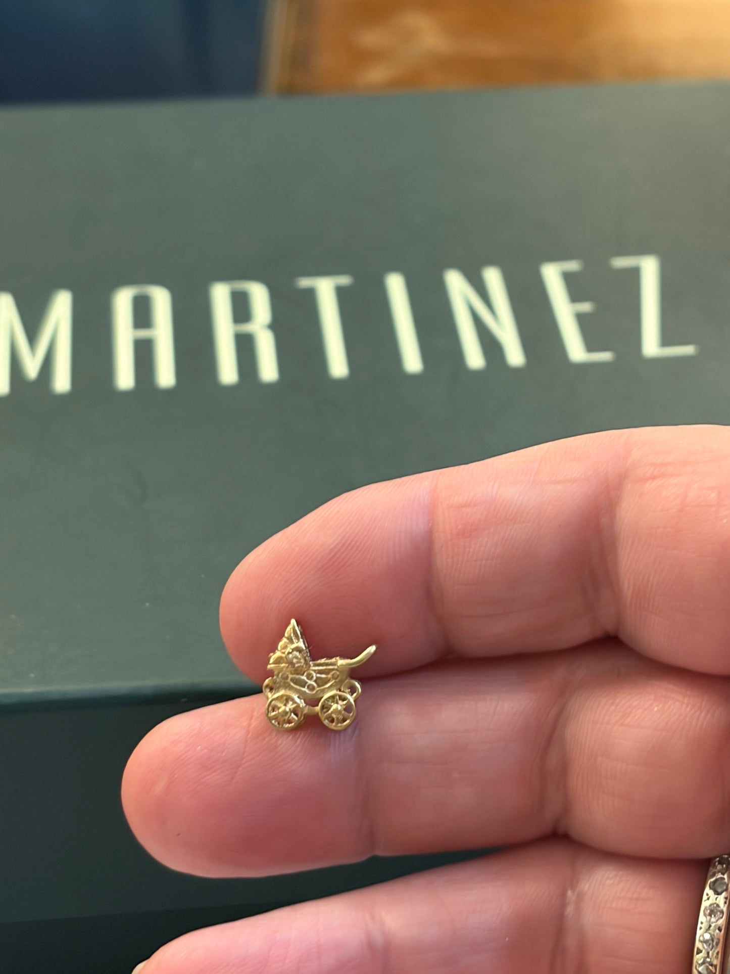 9ct vintage pram charm, small charm 1.0g