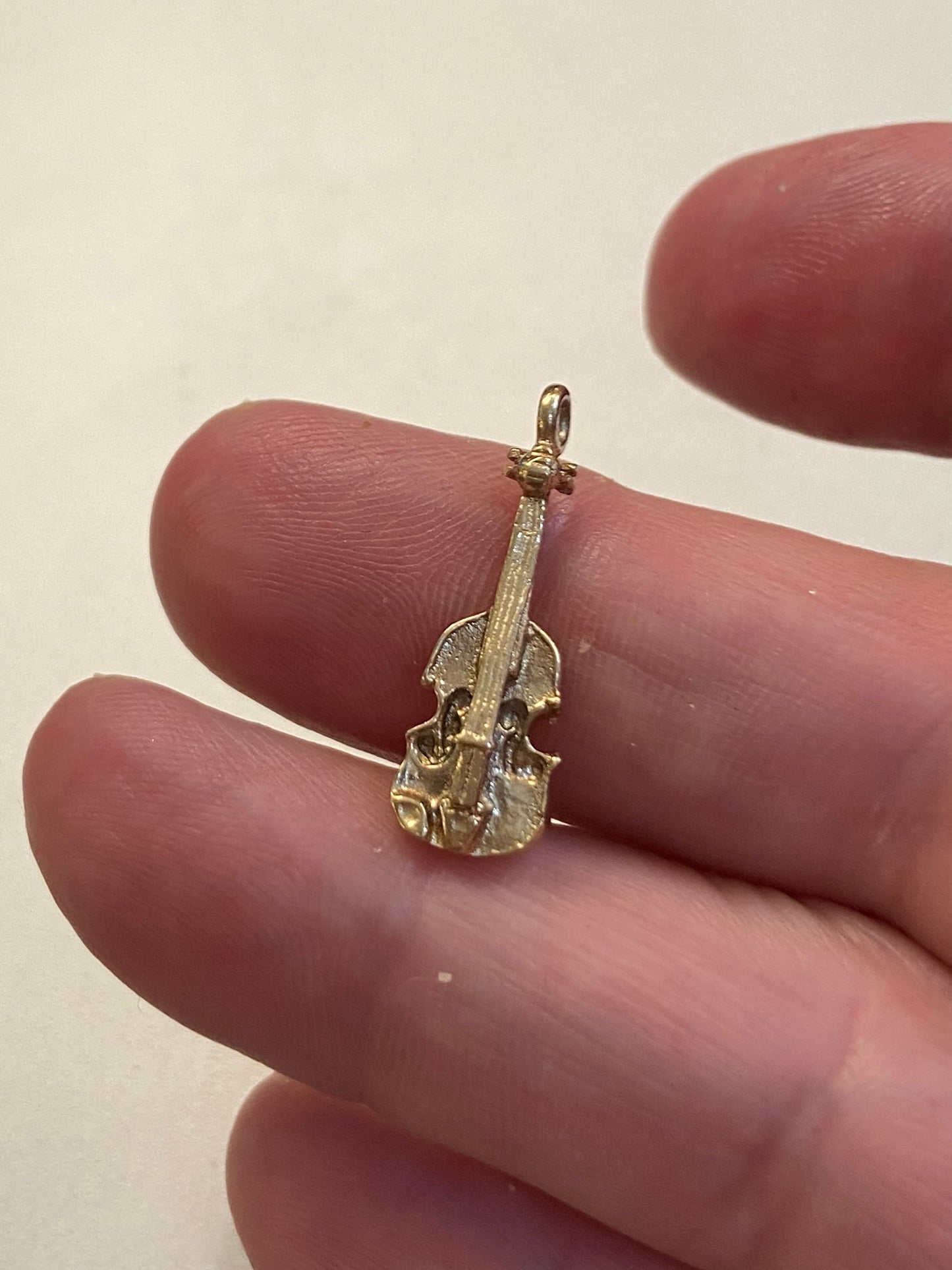 9ct vintage violin charm. circa 1990 1.9g