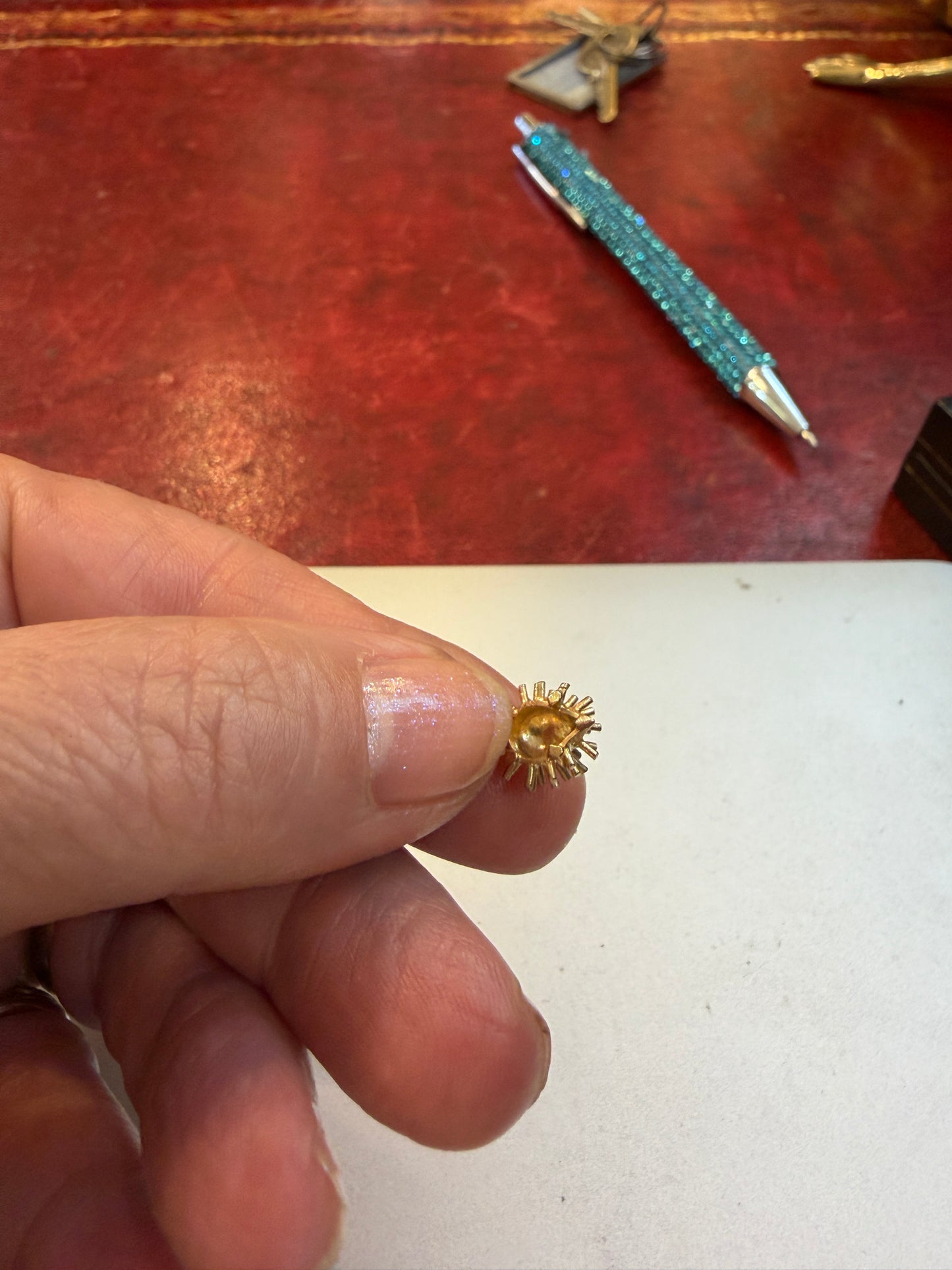 9CT VINTAGE SMALL HEDGEHOG CHARM. 0.9G