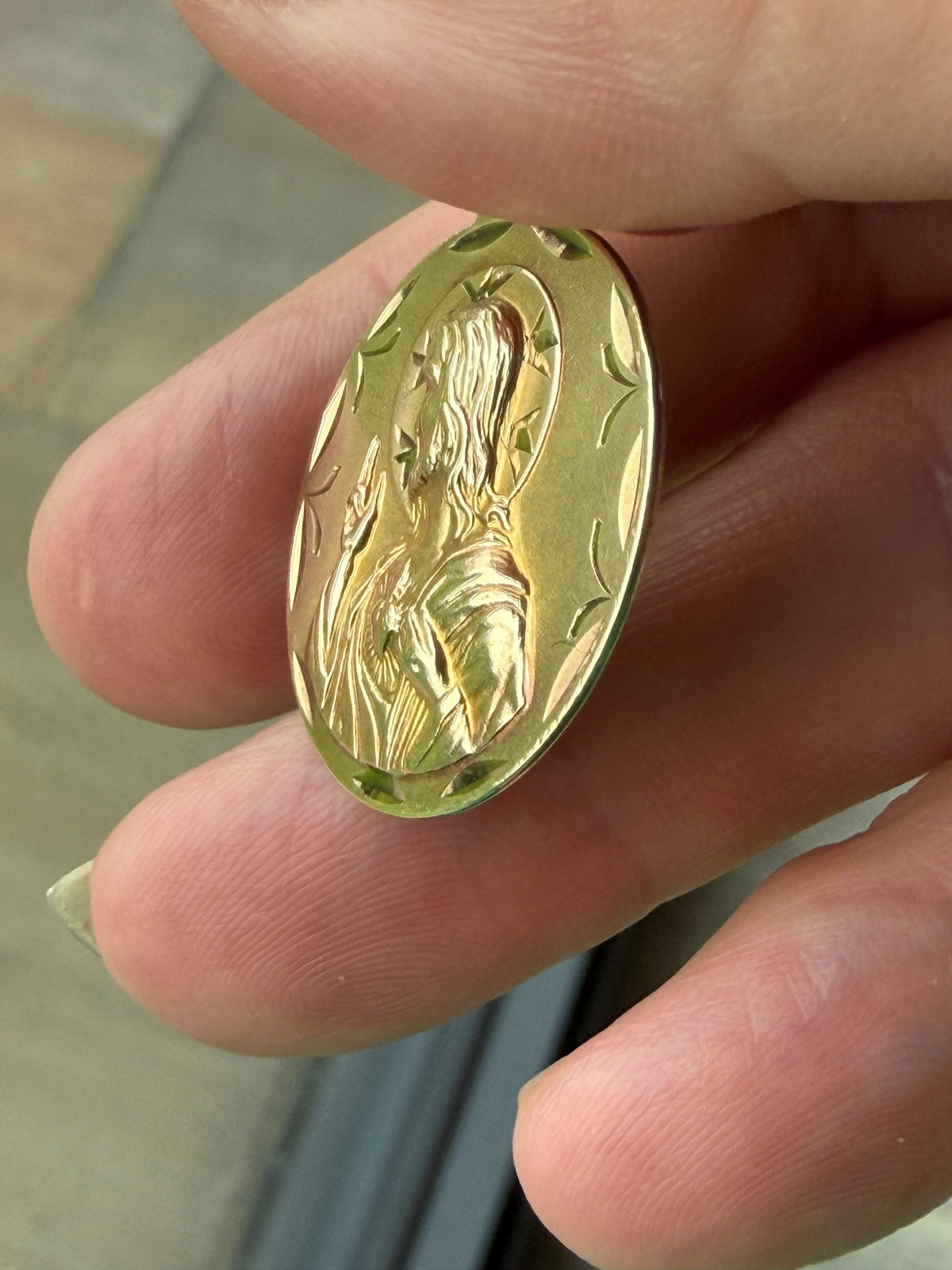 9ct vintage Mary and Jesus large  religious pendant, 4.11g