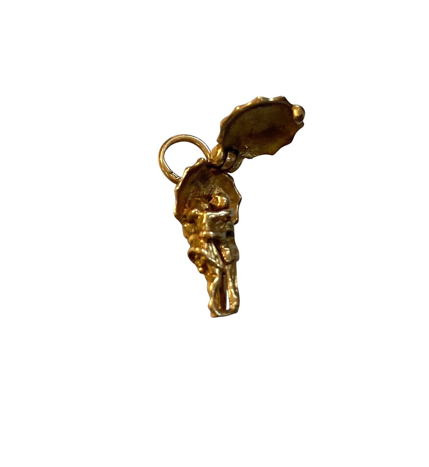 9ct vintage kissing couple under umbrella. charm