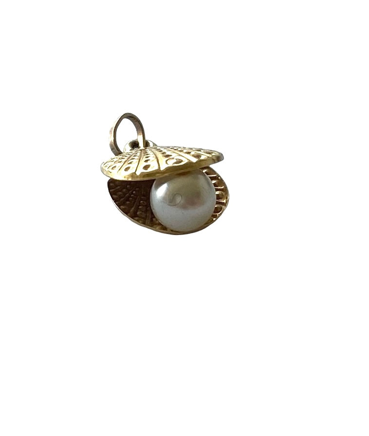 9ct oyster shell with pearl inside charm / pendant