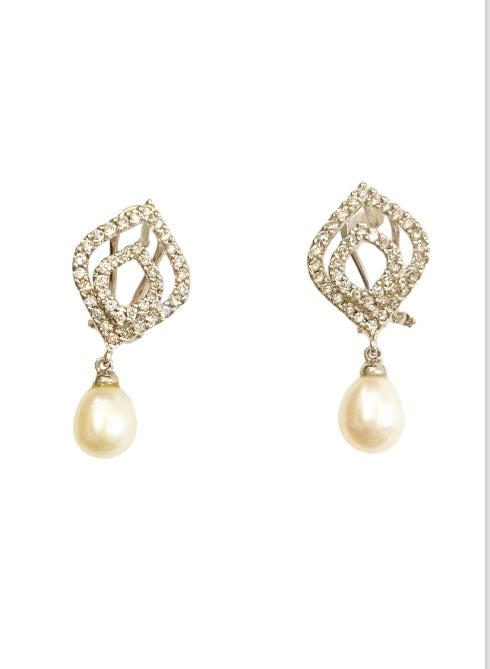 18ct 750 pre owned diamond and pearl drop earrings