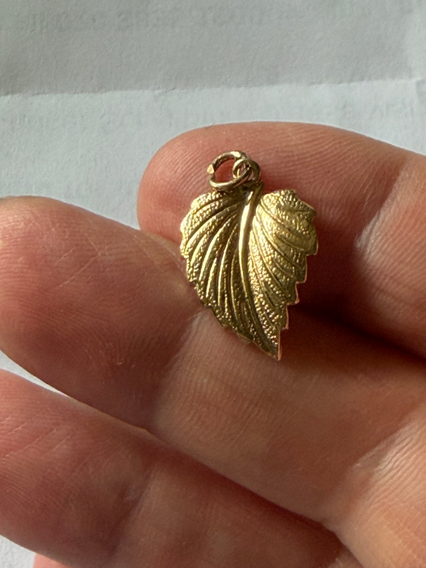 9ct vintage leaf charm / pendant circa 1989. 0.49g