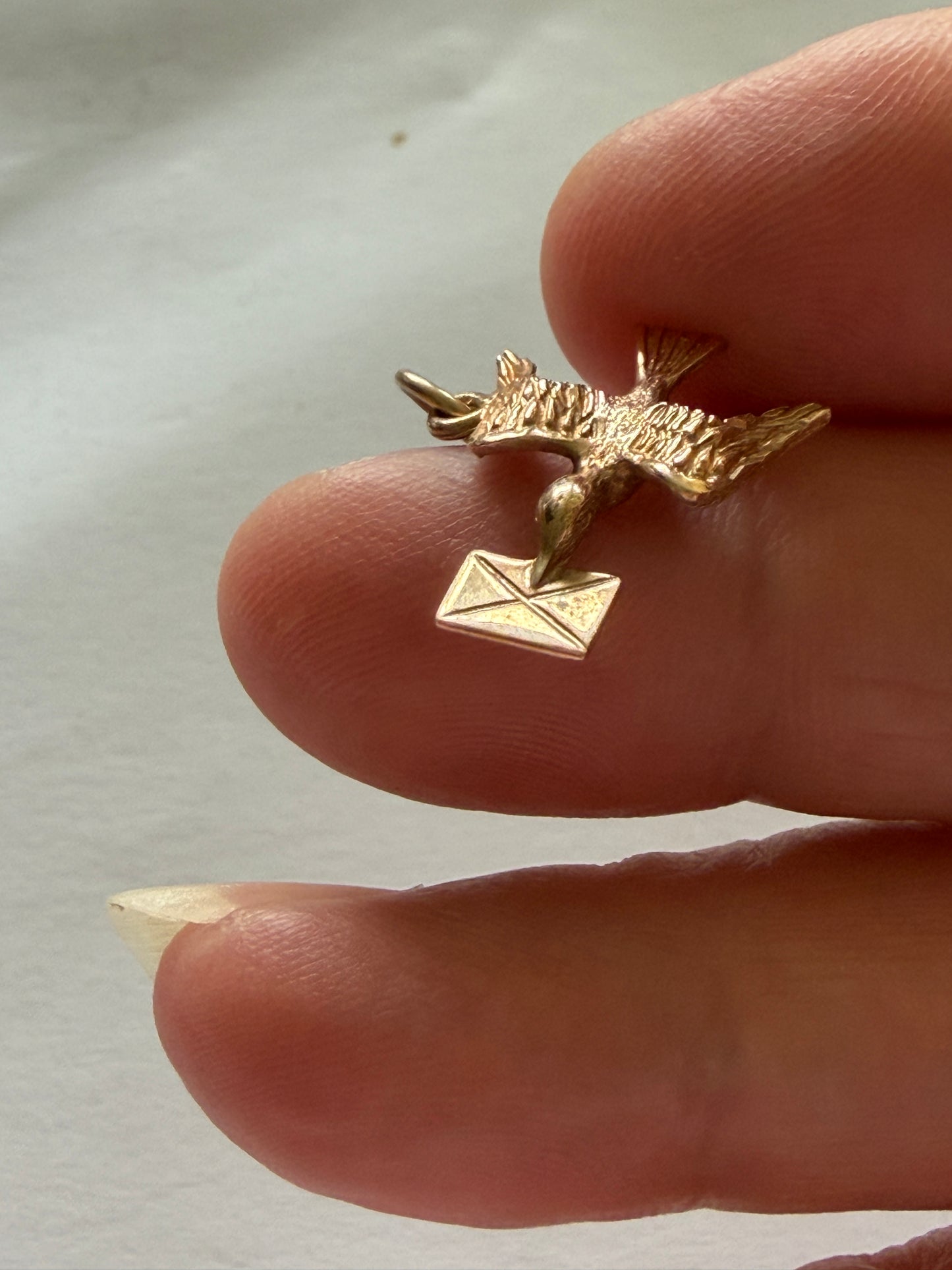 9ct vintage dove with letter charm 1.22g