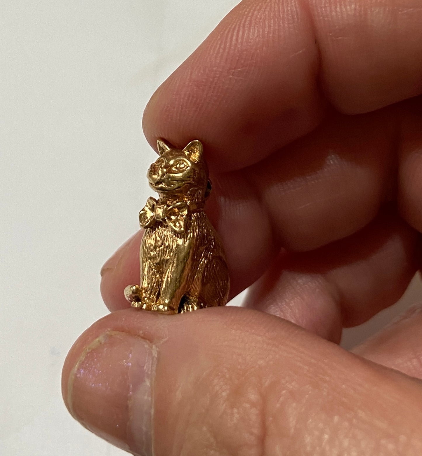 9ct vintage cat charm. solid gold circa 1962 maker ppld 5.7g