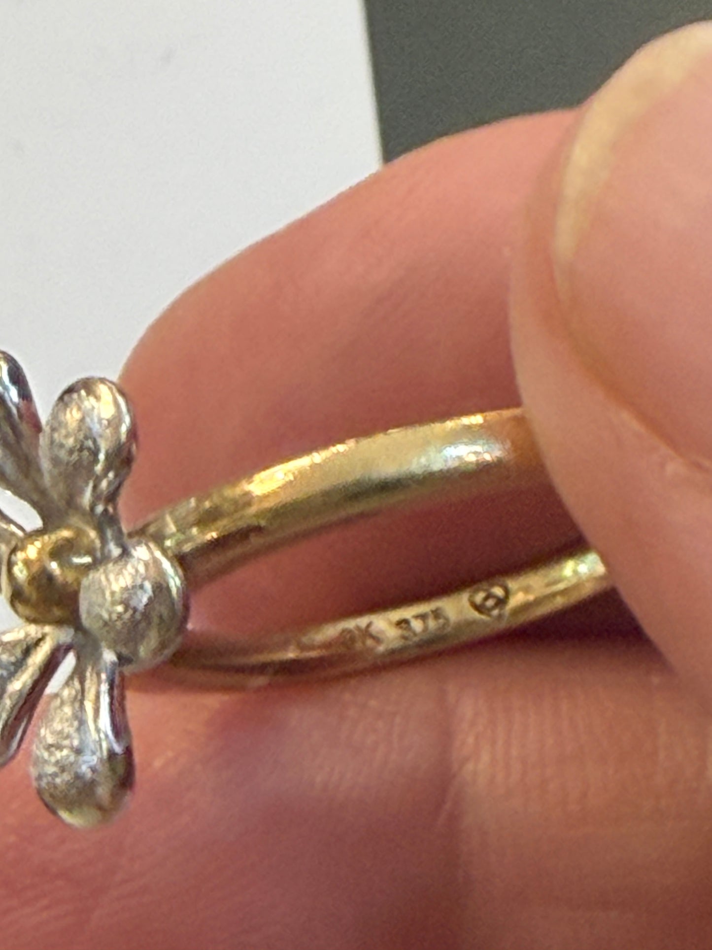 9ct viontage flower ring size N 3.4g