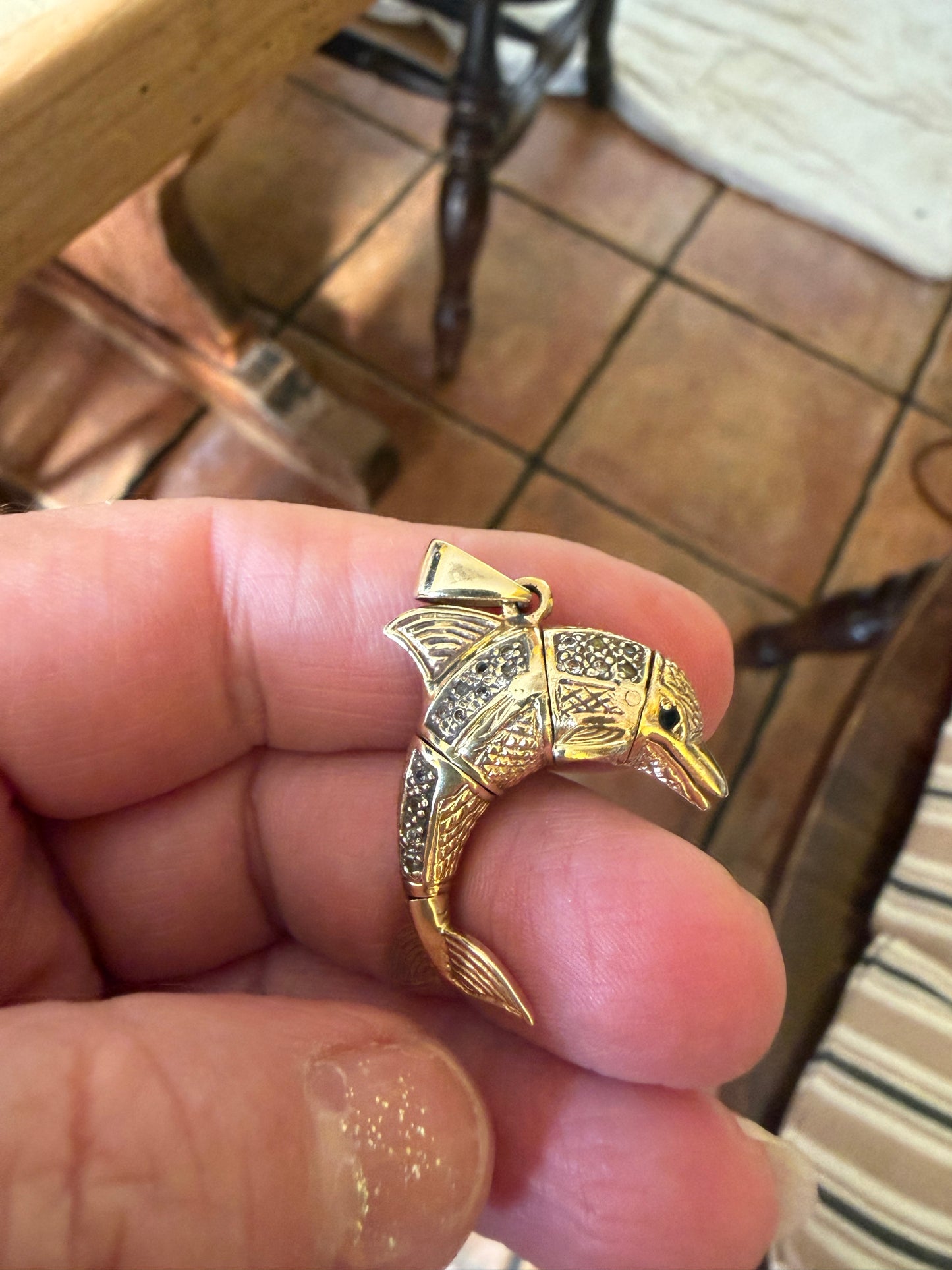 9ct vintage dolphin charm - pendant large 8.5g