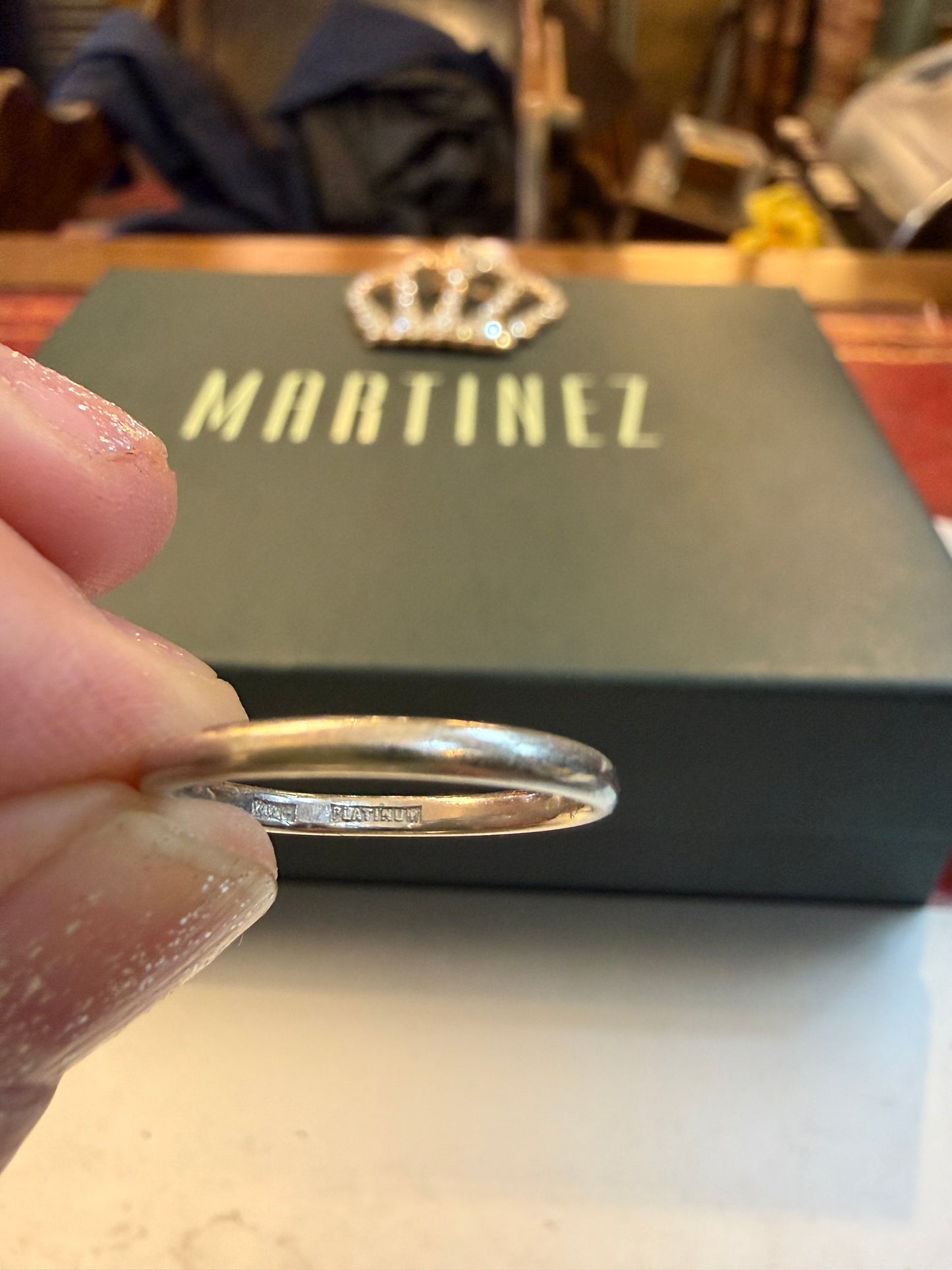 platinum wedding band size m 2.7g