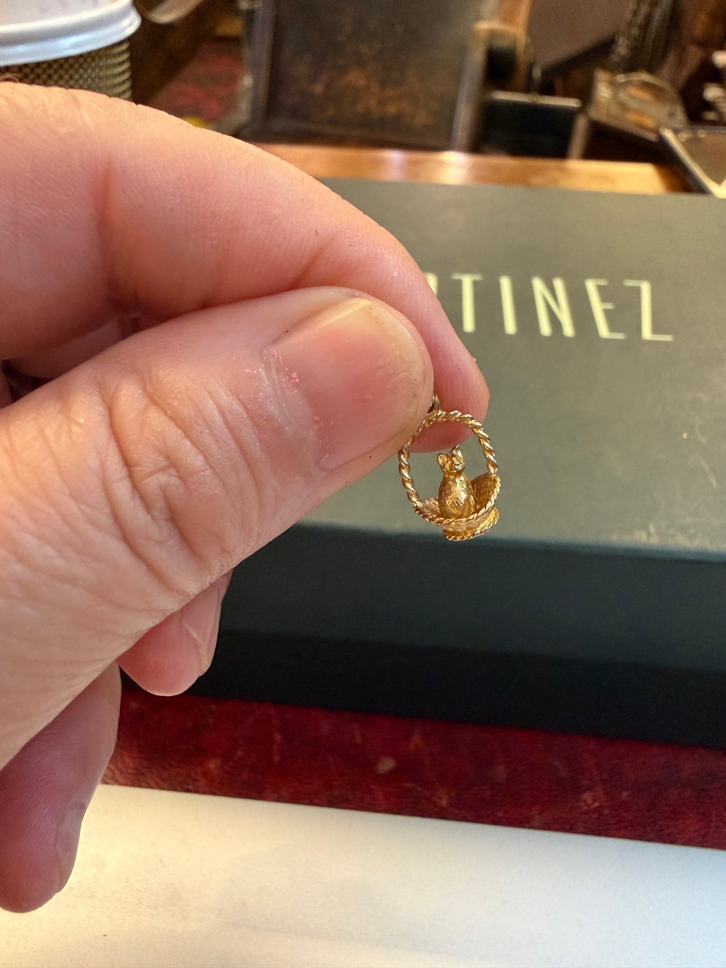 9ct vintage cat in basket charm 1.3g