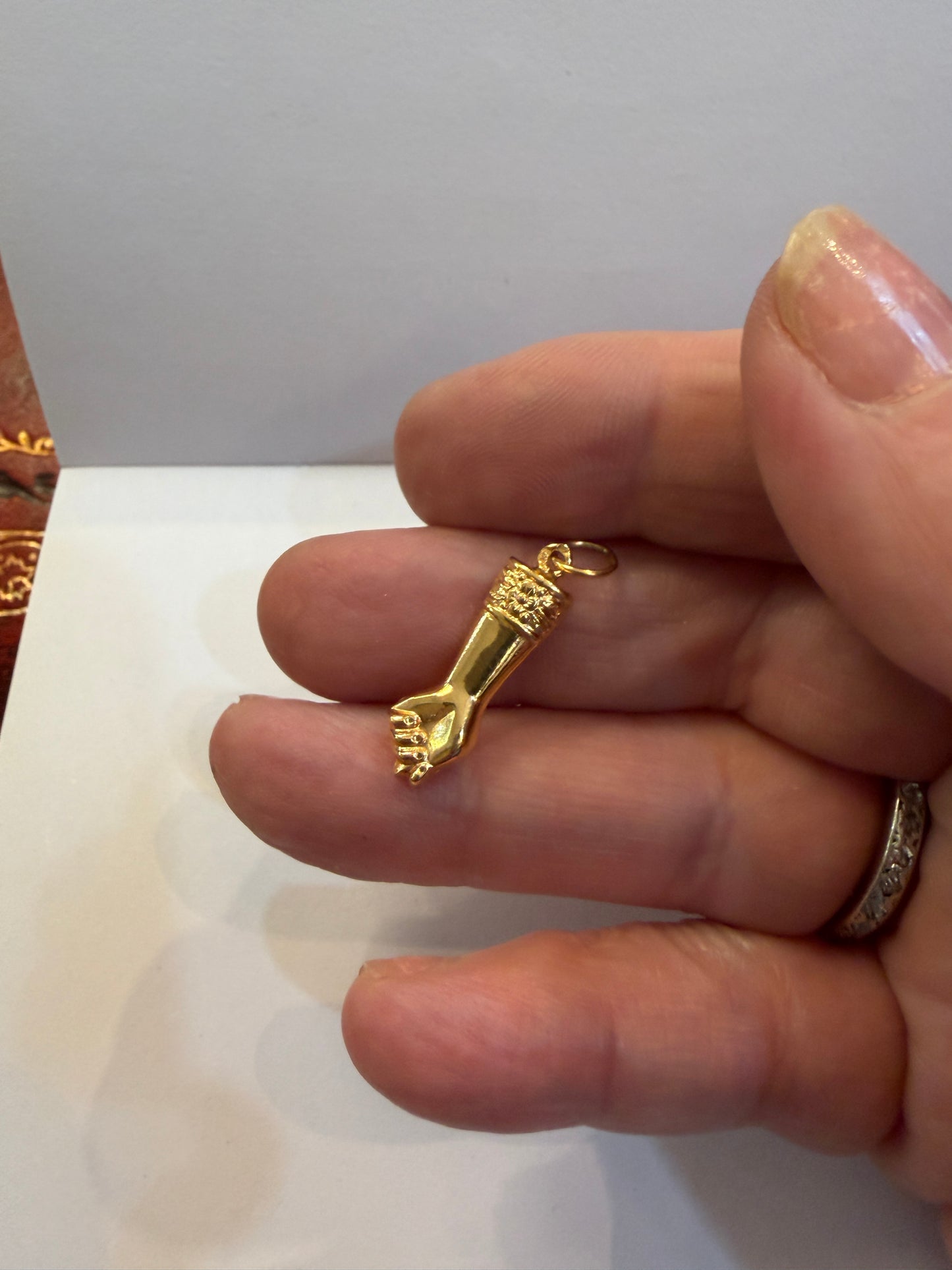 19ct gold figa hand, mano figa , 0.9g hollow