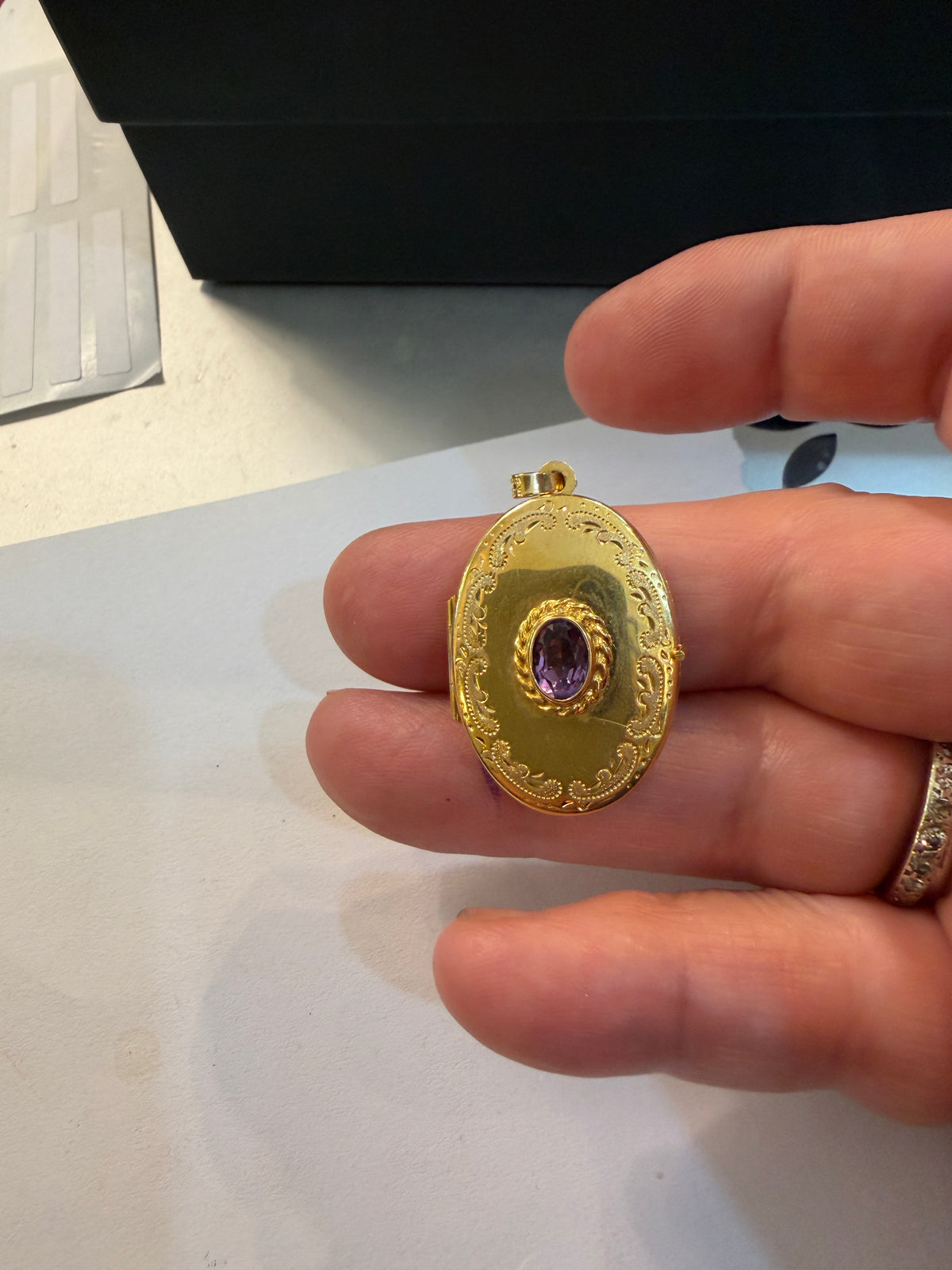 9ct pre owned locket with amethyst stone. 3.75g