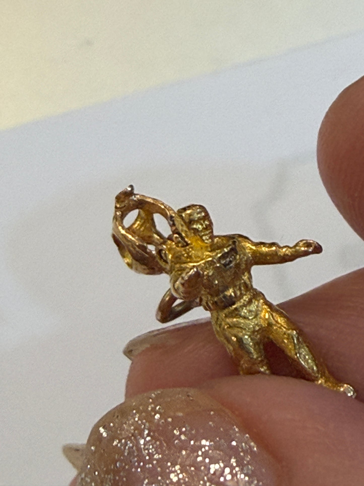 9ct vintage spaceman / astronaut / deep sea diver charm circa 1952 1.6g