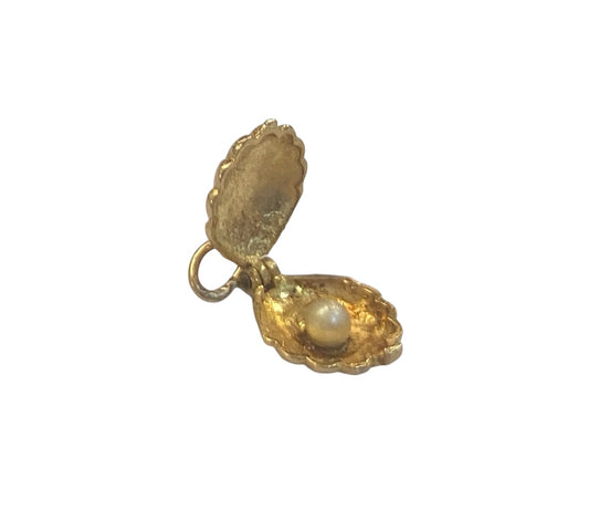 9ct vintage opening shell with pearl in side