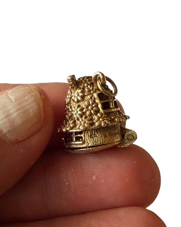 9ct rare vintage rabbit house charm, circa 1970 by NUVO 5.41g