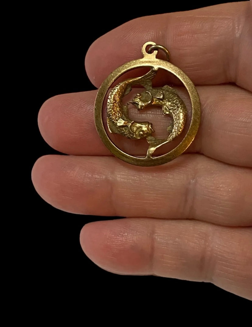 9CT VINTAGE LARGE PISCES PENDANT CHARM CIRCA 1978