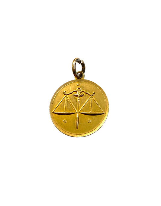 18ct 750 vintage libra charm / scale of justice c harm / pendant