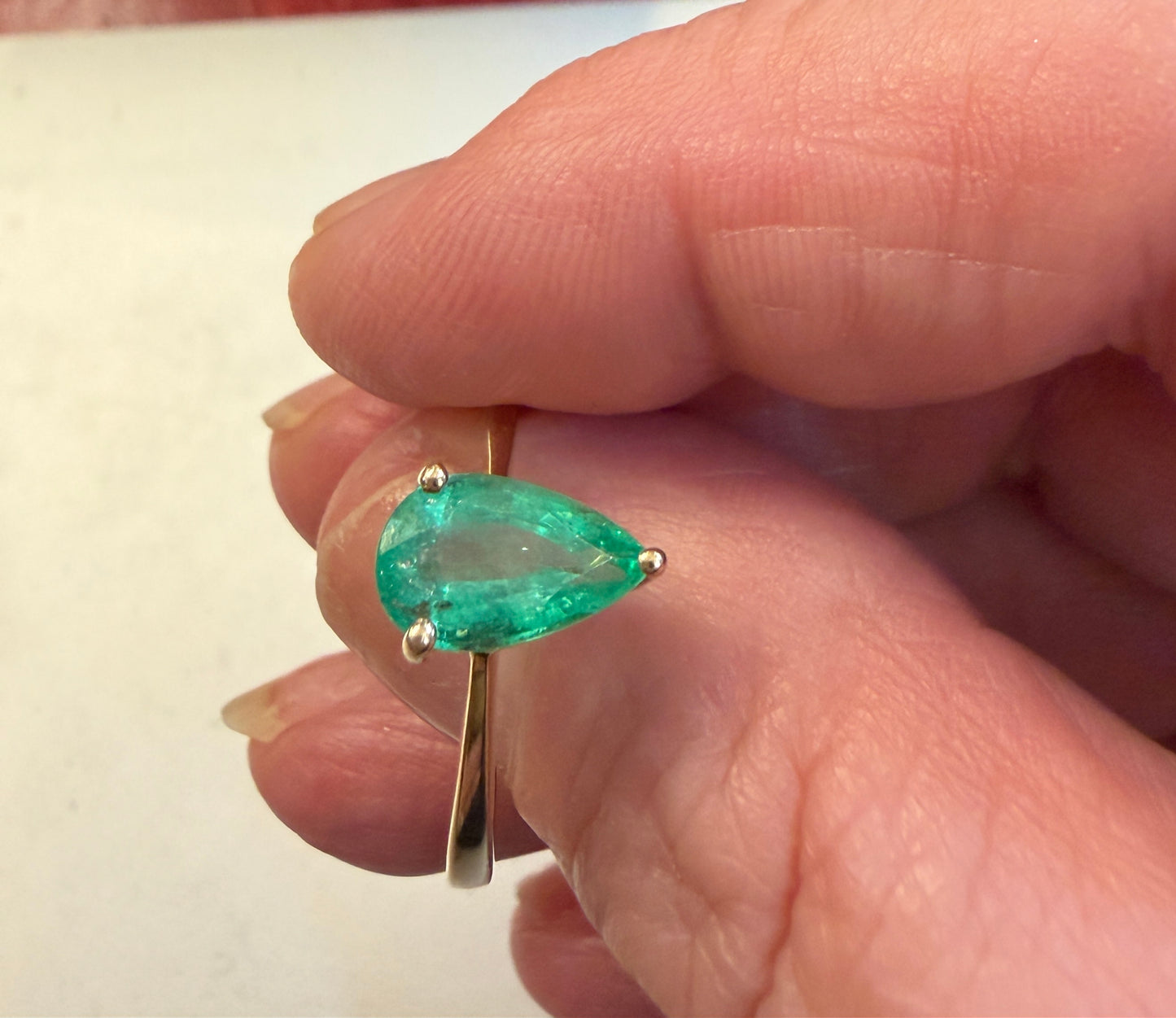 9ct pre owned 1.0ct pear shaped emerald ring size N 1/2