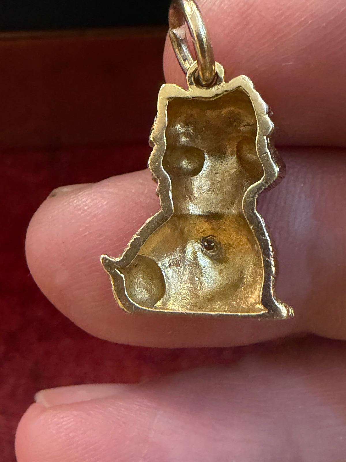 9ct vintage scottie dog charm with diamond collar. 3.0g