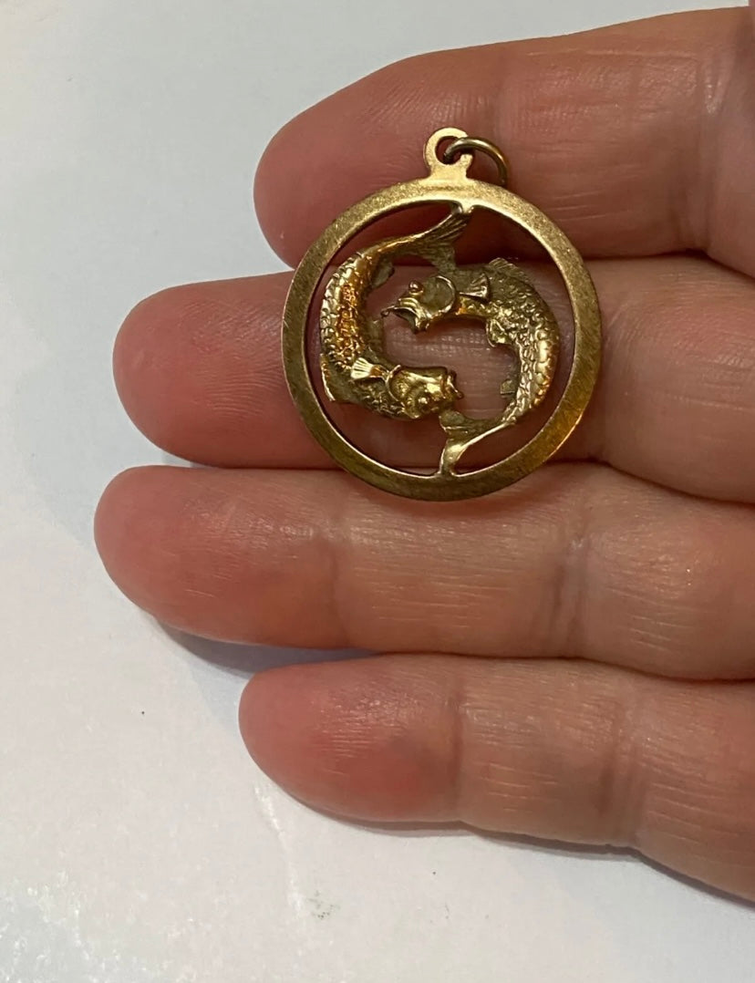 9CT VINTAGE LARGE PISCES PENDANT CHARM CIRCA 1978