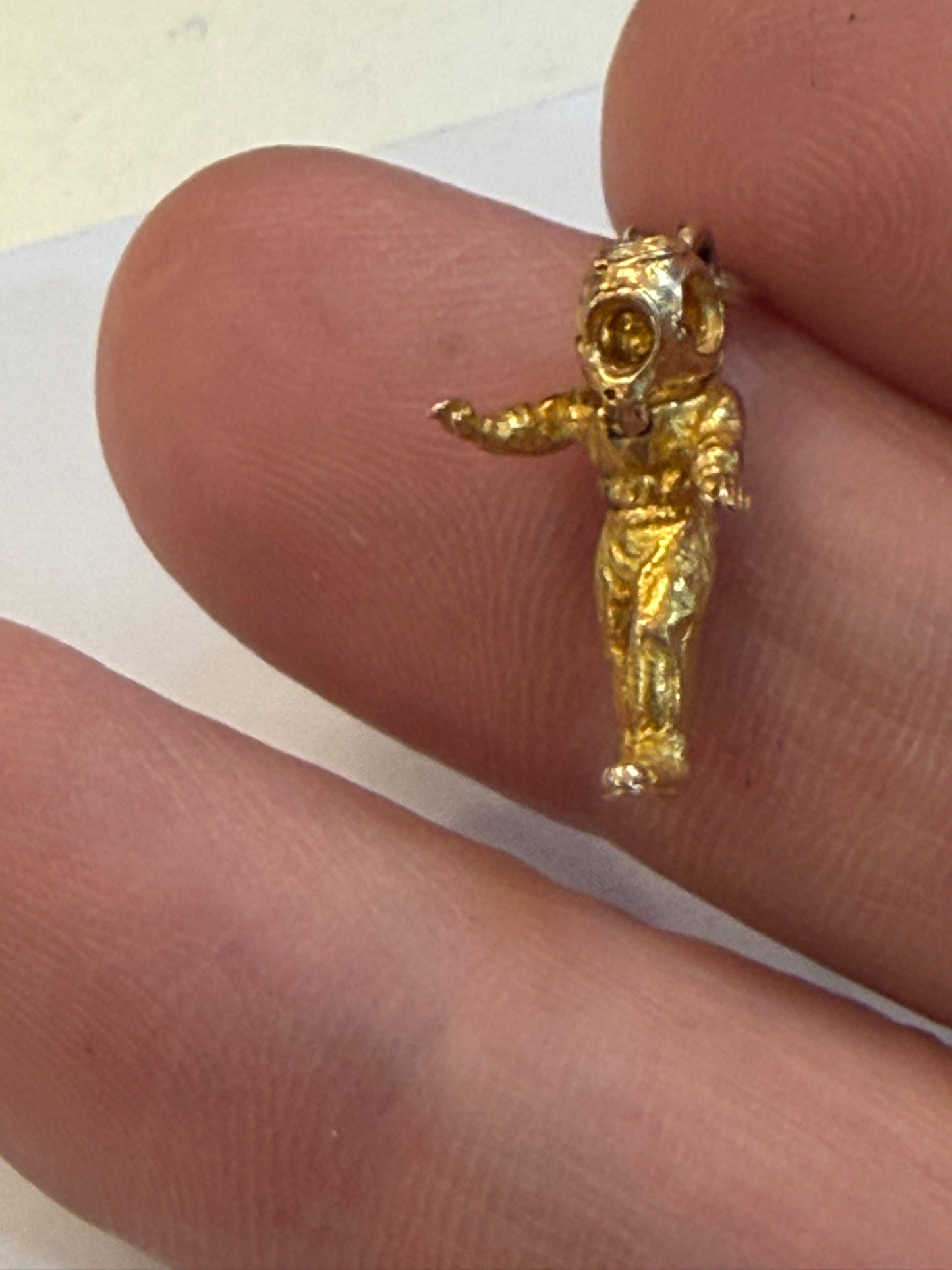 9ct vintage spaceman / astronaut / deep sea diver charm circa 1952 1.6g