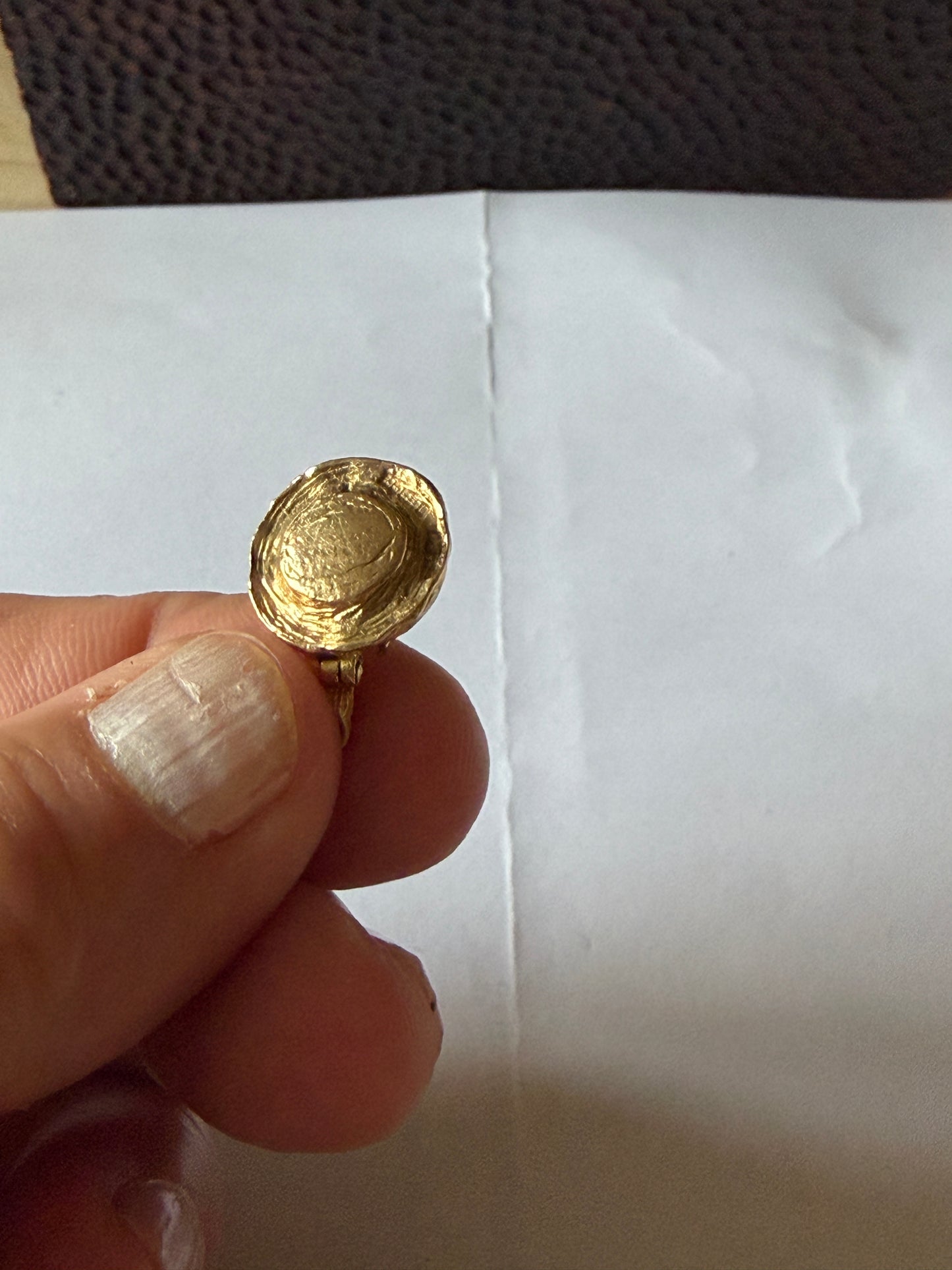 9ct vintage 'just laid' hen on nest charm, opening charm 4.02g circa 1973