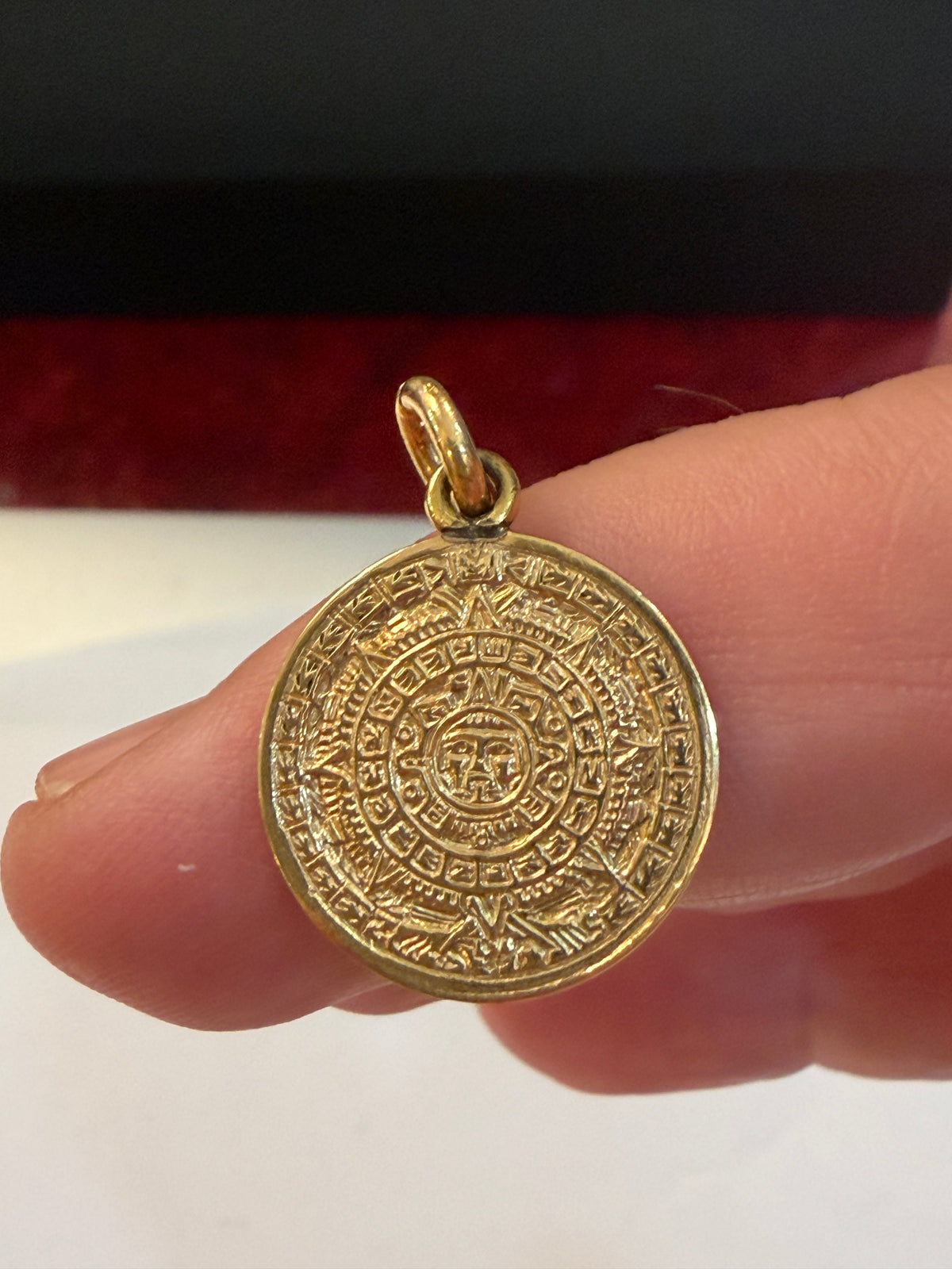 14ct vintage / pre owned Aztec Sun God calender pendant / charm 2.12g