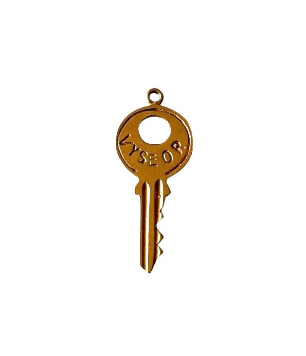 9ct vintage key charm with vyseor on the front. 1.05g circa 1987