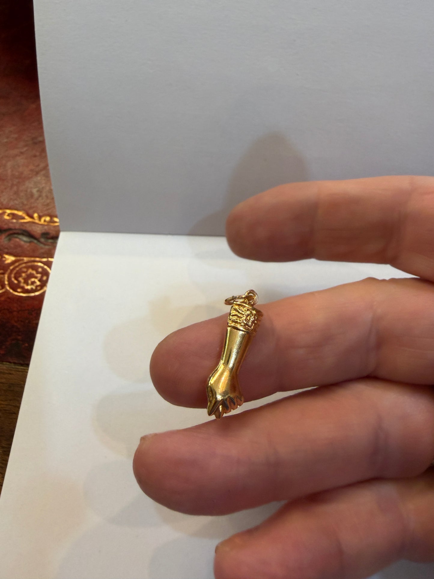 19ct gold figa hand, mano figa , 0.9g hollow