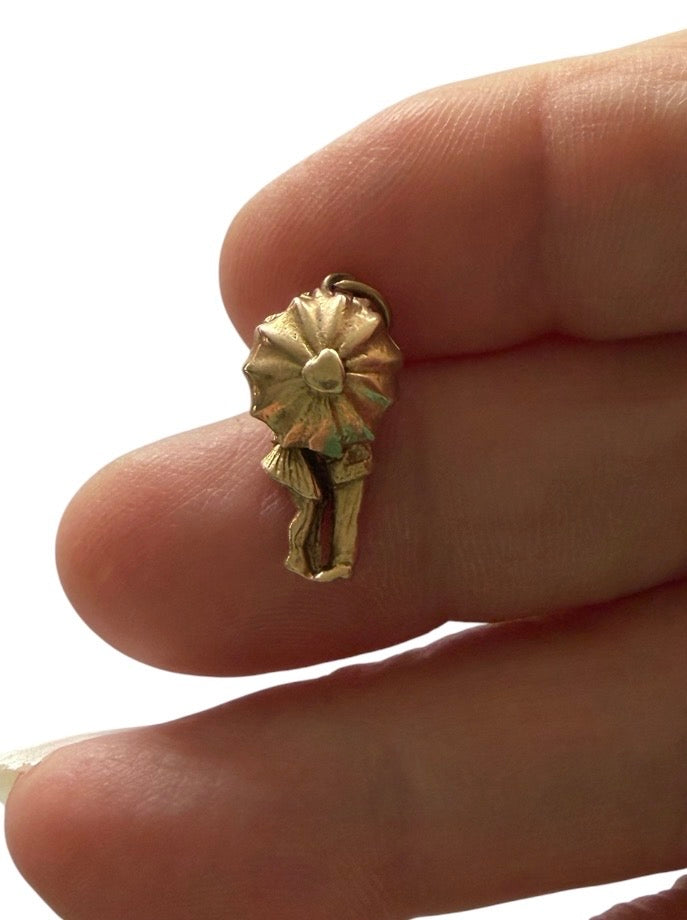 9ct vintage kissing couple charm circa 1962 by G&H 2.64g