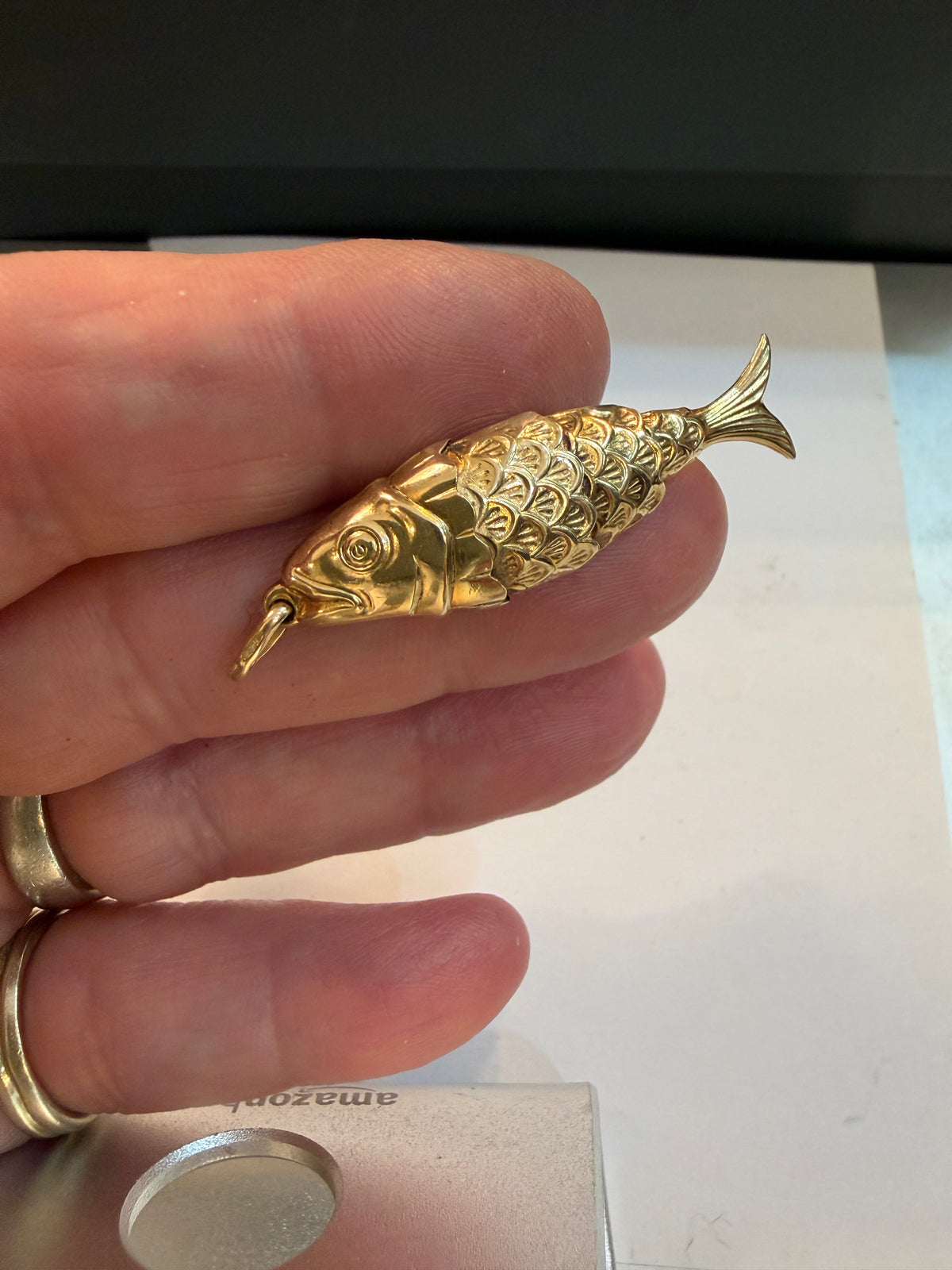 9ct articulated fish charm pendant circa 1993 Sheffield. 3.10g