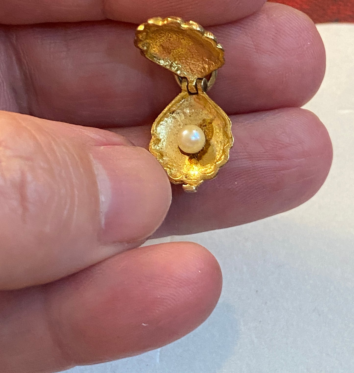 9ct 375 vintage opening oyster shell charm with pearl inside.