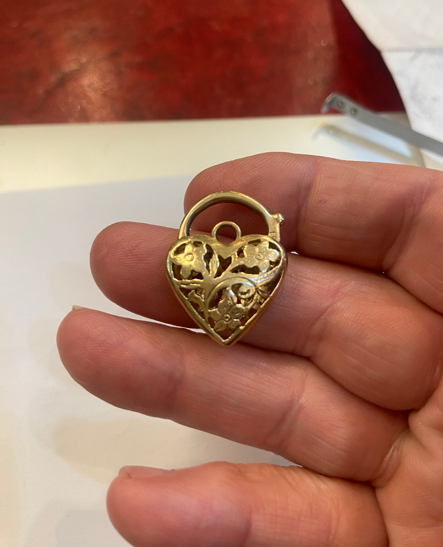 9ct vintage open work padlock charm / pendant 5.0g